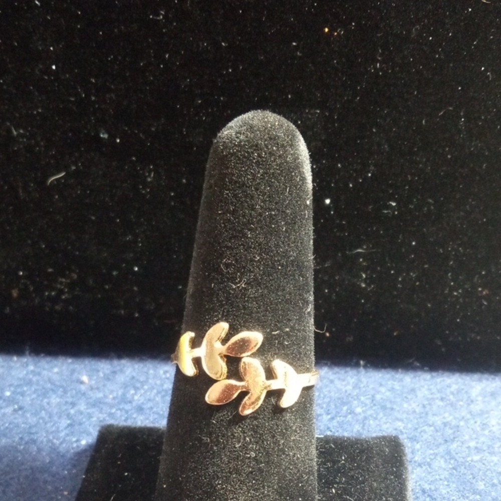 Elegant Goldtone Leaf Ring